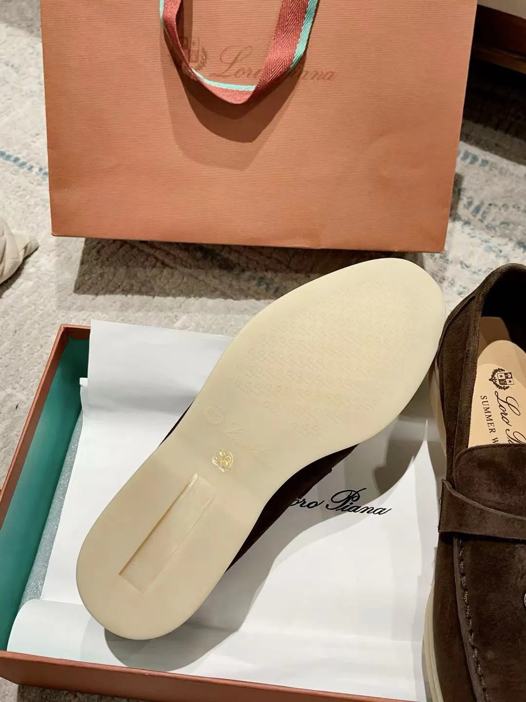 Factory price: 520💰4050 new color. Original purchase, 1⃣️: 1⃣️ folded and developed, Loro Piana professional model to try on feet, quality purchase level, flash sale of common products on the market, welcome to compare, original packaging. Fabric: Imported from Italy🐑High mercerized shearling, Lining: Hand-sewn mark thread in water-dyed cowhide imported from Italy🧵, high-end and elegant. Comfortable on the feet. Size: Women's 35-42 (41, 42) customized, non-returnable, men's 38-45 (46, 47, 48) customized, non-refundable. Fashionable boutiques that you can’t miss, a must-have item